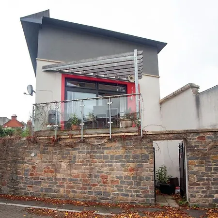 Special 3 Bedroom Townhouse With Parking In بريستول