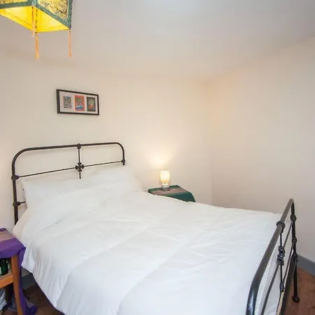 Special 3 Bedroom Townhouse With Parking In Bristol