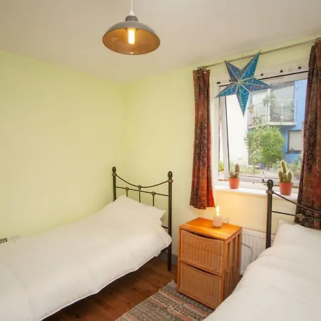 Special 3 Bedroom Townhouse With Parking In Bristol